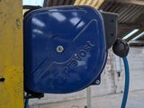 un tuyau bleu fixé sur le côté d'un poteau jaune