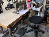 une photo d'une machine à coudre dans un atelier