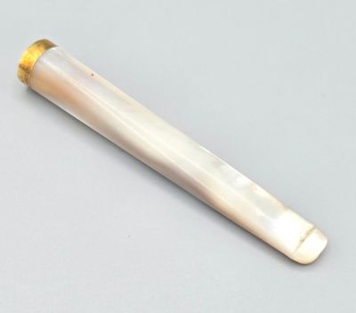 J. SOMMER, PARIS. Porte-cigarette au fût en nacre Embout cer…
