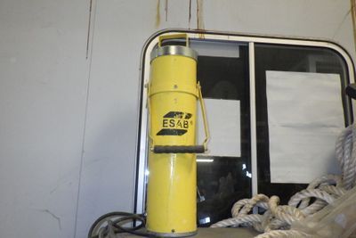 une borne d'incendie jaune posée sur une table
