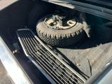 un pneu à l'arrière d'un camion équipé d'une grille