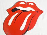 le logo « Tongue » des Rolling Stones sur un t-shirt blanc