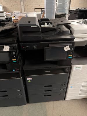 de nombreuses imprimantes et scanners empilés les uns sur les autres