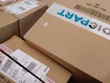 une boîte remplie de boîtes posées par terre