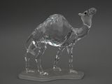 une figurine en cristal représentant un chameau, posée sur un socle