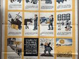 une affiche jaune et blanche apposée sur le mur d'un immeuble, sur laquelle figurent plusieurs photos