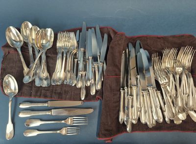 beaucoup d'argenterie sur une table recouverte d'une nappe marron