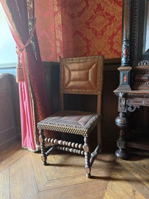 une chaise placée devant un miroir dans une pièce