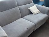 un canapé et un fauteuil dans une pièce dotée d'une grande fenêtre