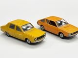 deux voitures jouets assises l'une à côté de l'autre sur une surface blanche