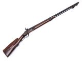 un fusil avec un canon en bois sur fond blanc