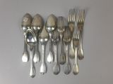 beaucoup de cuillères et de fourchettes en argent sur la table