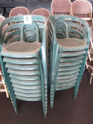 un grand nombre de chaises dans une pièce