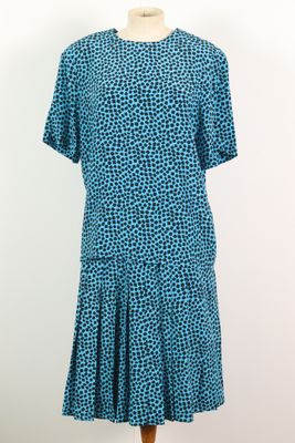 une robe bleue et noire sur un mannequin, un mannequin, un mannequin, un mannequin, un mannequin, un mannequin, un mannequin, un mannequin, un mannequin, un mannequin, un mannequin, un mannequin, un mannequin, un mannequin, un mannequin, un mannequin, un mannequin, un mannequin, un mannequin, un mannequin, un mannequin, un mannequin, un mannequin, un mannequin, un mannequin, un mannequin, un mannequin, un mannequin, un mannequin, un mannequin, un mannequin, un mannequin, un mannequin, un