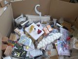 une boîte en carton remplie d'objets hétéroclites