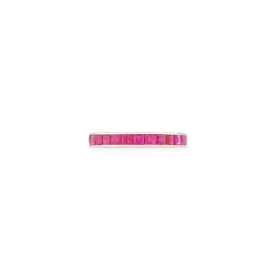un gros plan d'une bague rose sur fond blanc