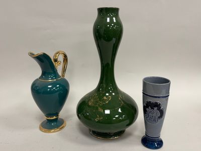 trois vases et un verre posés sur une table