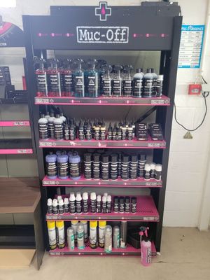 un gros plan sur un rayon de magasin rempli d'une grande variété de peintures