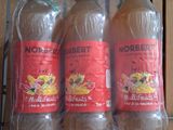 trois bouteilles de jus posées sur une étagère dans un magasin