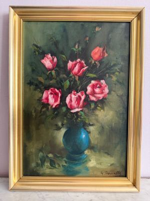 un tableau représentant des roses roses dans un vase bleu posé sur une table