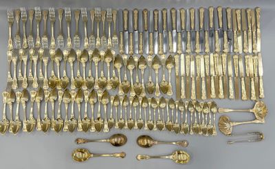 many spoons and spoon spoons laid out on a table