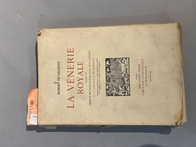 un livre posé sur une table