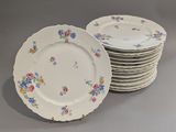 plusieurs assiettes empilées sur une table