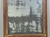 une photo d'un miroir posé sur une étagère
