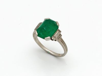 une bague en émeraude et diamant