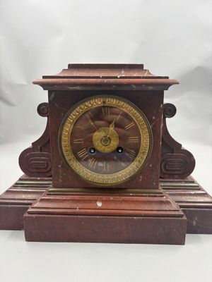 une horloge en bois posée sur une table