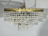 gros plan d'un lustre suspendu au plafond