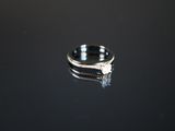 une bague posée sur une table