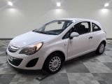 la photo d'une voiture blanche garée dans un garage