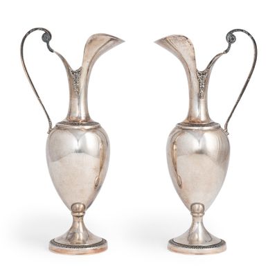 paire de vases anciens en métal argenté sur socles, sur fond blanc