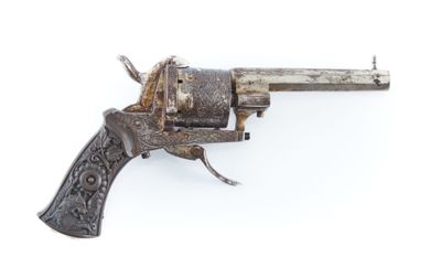 gros plan d'un revolver sur fond blanc