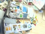 une valise remplie de timbres posée sur une table
