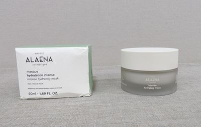 la boîte de crème se trouve à côté de la boîte de crème