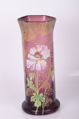 un vase violet orné d'un motif floral