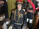 un groupe d'hommes vêtus d'uniformes militaires