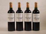 trois bouteilles de vin sont alignées sur une surface blanche