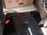 un ordinateur portable posé sur une pile de cartons