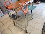 une table sur laquelle sont posées deux chaises, dans une pièce