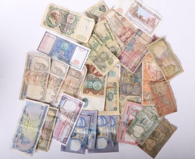 une liasse de billets posée sur une table