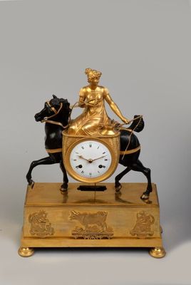 une statue représentant une femme à cheval, sur laquelle est placée une horloge