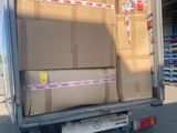 un camion dont l'arrière est chargé de nombreuses caisses