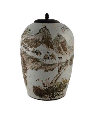 un vase blanc orné d'un paysage de montagne
