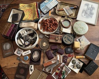 une table en bois sur laquelle sont posés de nombreux livres et d'autres objets