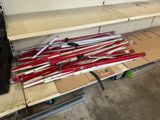 de nombreux skis posés sur une table