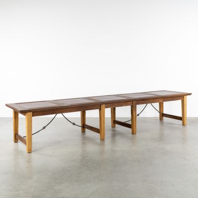 une image représentant une table en bois sur laquelle sont posés deux bancs