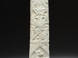 une image représentant un grand vase blanc orné de sculptures